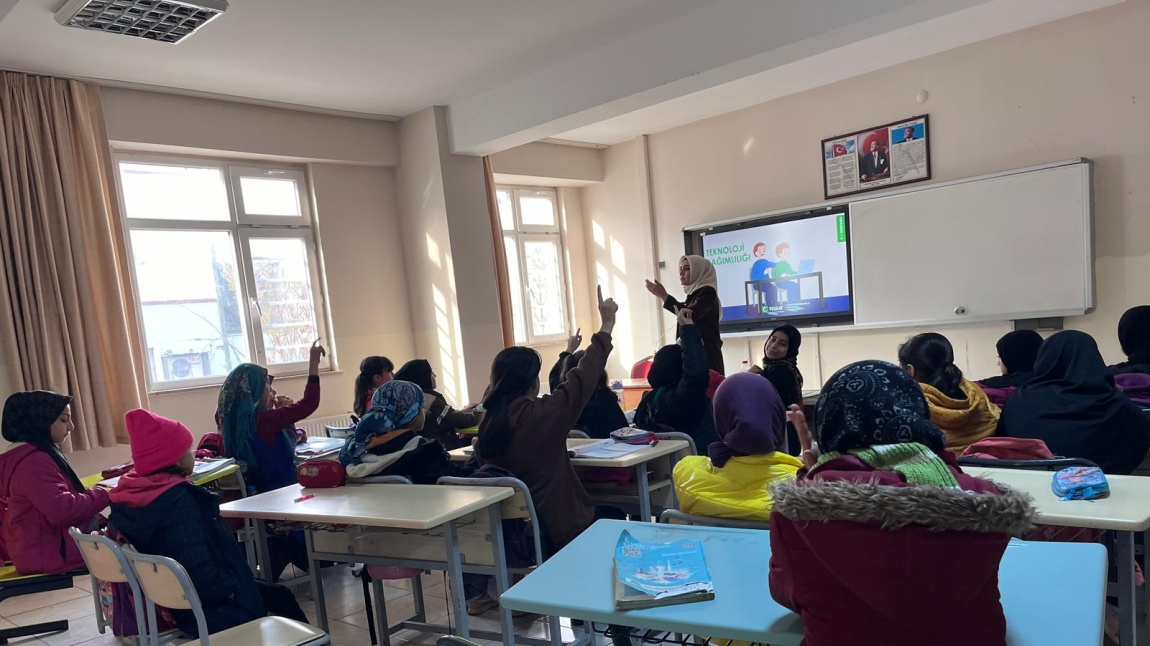 Okulumuz  öğrencilerine rehber öğretmenlerimiz tarafından 'Teknoloji bağımlılığı' ile ilgili semineri verildi.